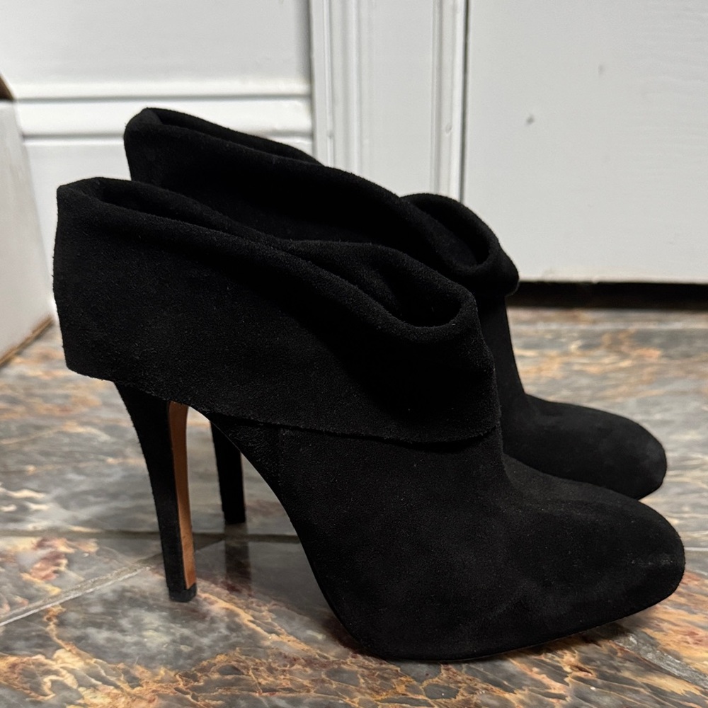 Max Studio Black Suede fine leather Heeled Boots